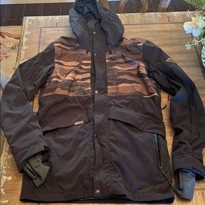 Dakine Wyeast Men's Brown and Black Camo Hooded Snowboarding Jacket. Size Medium